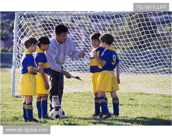 职业小朋友踢足球：探索青少年足球运动员成长之路与挑战